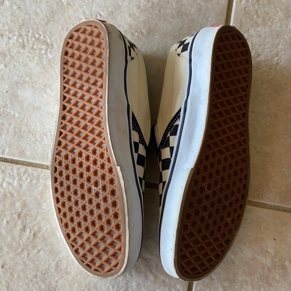 Classic checkered vans. Only worn a few times. Great condition - Picture 3 of 3